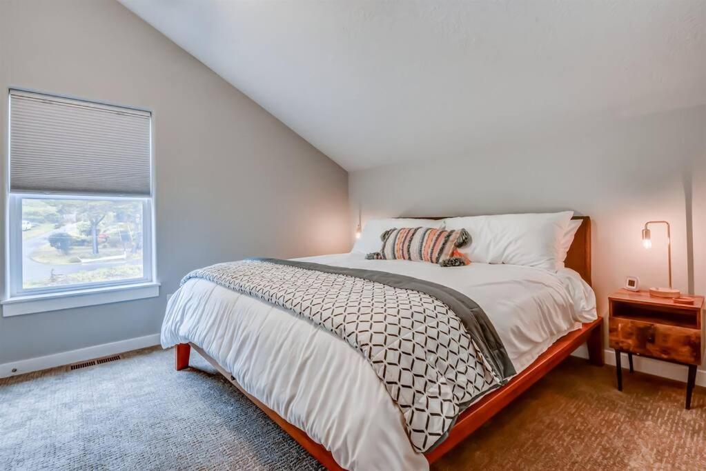 New Tri-Level Home With Ocean View And 3 En-Suite Bedrooms! Депо-Бей Экстерьер фото