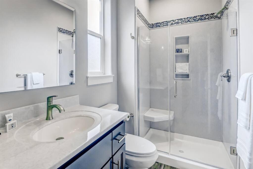 New Tri-Level Home With Ocean View And 3 En-Suite Bedrooms! Депо-Бей Экстерьер фото