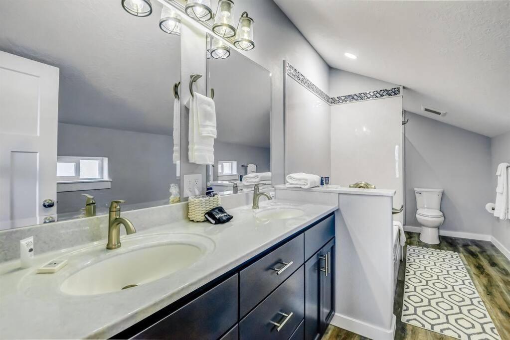 New Tri-Level Home With Ocean View And 3 En-Suite Bedrooms! Депо-Бей Экстерьер фото